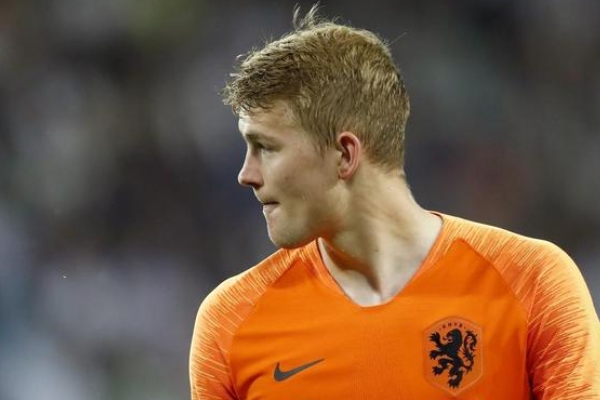 德弗里踢什么位置？